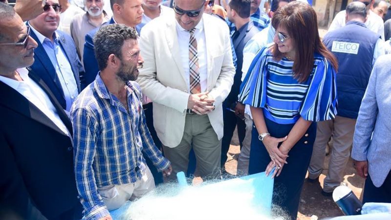 وزيرة الهجرة أثناء