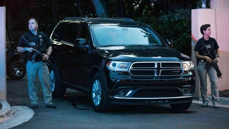 FBI يقتحم المنزل