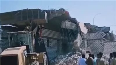 تنفيذ 10 قرارات إزالة لتعديات على أراض زراعية وأملاك دولة بمركز منفلوط (صور)