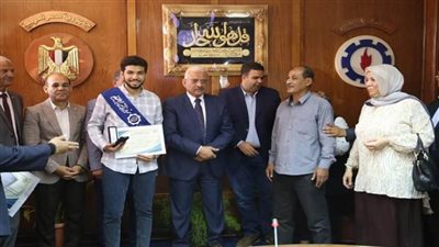 محافظ السويس يكرم أوائل الثانوية العامة