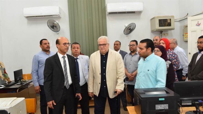 رئيس الجامعة خلال