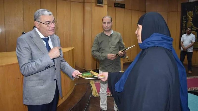 محافظ المنيا يسلم