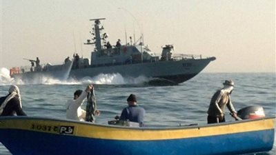 بحرية الاحتلال الإسرائيلي تطارد الصيادين شمال قطاع غزة