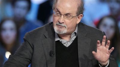 سلمان رشدي يخضع لجراحة بعد تعرضه لحادث طعن في نيويورك