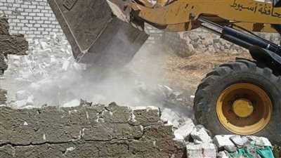 إزالات فورية لـ4 حالات تعدٍ على أراضٍ زراعية بمركزي أبو تيج والفتح