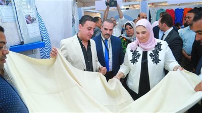 وزراء التضامن والشباب والرياضة ومحافظ مطروح يشيدون بجودة منتجات جناح صناع الخير