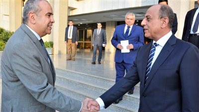 الفريق محمد عباس وزير الطيران المدني يستقبل الطيار محمد منار