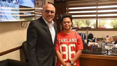 رئيس الزهور يستقبل محمد الحسيني عقب إنجازه وعبور المانش