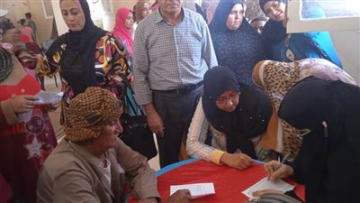 الكشف على ٣٣٩ مواطنًا في قافلة طبية مجانية بقرية عبد العظيم زاهر بالبحيرة
