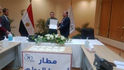 مدير مطار أسيوط الدولي يكرم 