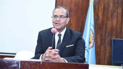 رئيس جامعة سوهاج يجتمع لمناقشة الخطة التدريبية لأعضاء هيئة التدريس على منصة 