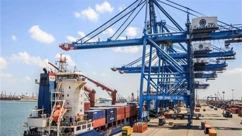 سفينة للحاويات والبضائع