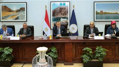 وزير السياحة والآثار يعقد اجتماعاً موسعاً مع عدد من المستثمرين السياحيين 