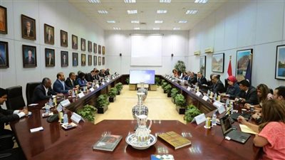 وزير السياحة والآثار يجتمع مع عدد من المستثمرين السياحيين