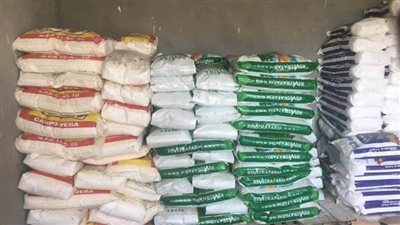 ضبط 400 شيكارة سماد مختلفة الأنواع  قبل بيعها في السوق السوداء بسوهاج