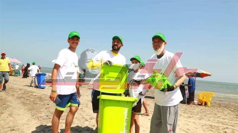 جمع القمامة من شواطئ