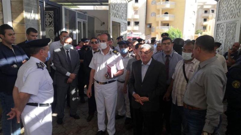 محافظ المنيا داخل