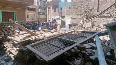 فريق من نيابة بنها يعاين موقع انهيار مبنى قديم 