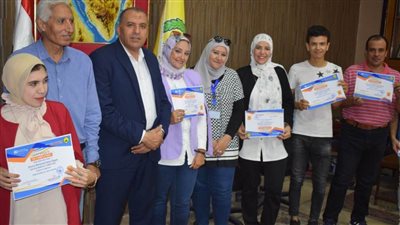 سكرتير عام المحافظة يسلم شهادات التدريب لأساسيات اللغة الإنجليزية  