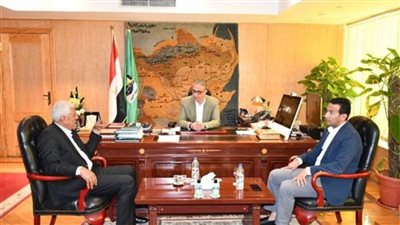 محافظ الفيوم يبحث مع نقيب الزراعيين سبل التعاون المشترك