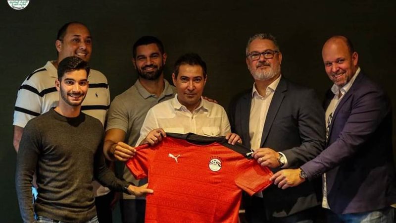 ميكالي مع جهازه المعاون