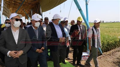 وزير الزراعة ومحافظ كفر الشيخ يتفقدان محطة غربلة تقاوي المحاصيل الزراعية بسخا