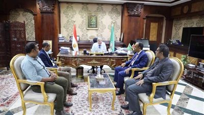 محافظ المنيا يناقش آلية تحسين الخدمات الطبية المقدمة للمرضى بالتأمين الصحي