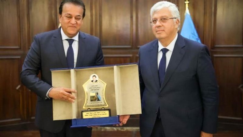 عاشور يكرم عبدالغفار