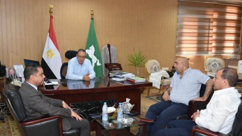 محافظ الشرقية أثناء