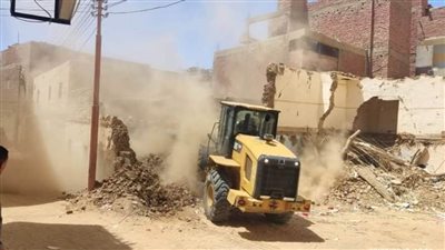 إزالة مباني آيلة للسقوط تمثل خطرًا على المواطنين بالوادي الجديد
