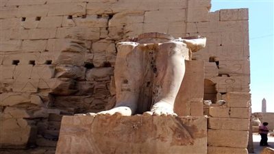 الانتهاء من ترميم تمثال الملك تحتمس الثاني بالواجهة الجنوبية للصرح الثامن بمعابد الكرنك