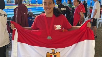 لوجين عبد الله تحرز ذهبية سباق 400 م حرة في بطولة إفريقيا للسباحة