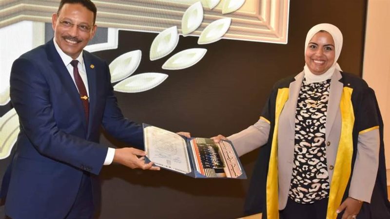 رئيس الهيئة يسلم