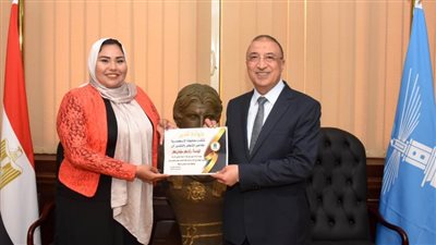 محافظ الإسكندرية يكرّم العاملين بإدارة خدمة المواطنين
