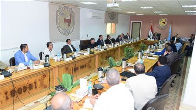 مجلس جامعة سوهاج يستعرض تقريرًا عن أنشطة مكافحة الفساد ويكرم عميد كلية الآداب