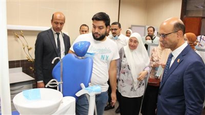 رئيس جامعة أسيوط يتابع سير العمل بالمعمل الرقمي لتركيبات الأسنان