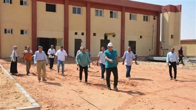 محافظ الوادى الجديد يتفقد إنشاء ثلاجات جديدة لحفظ التمور 