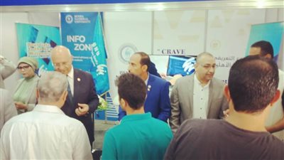 رئيس جامعة بنها يتفقد جناح 