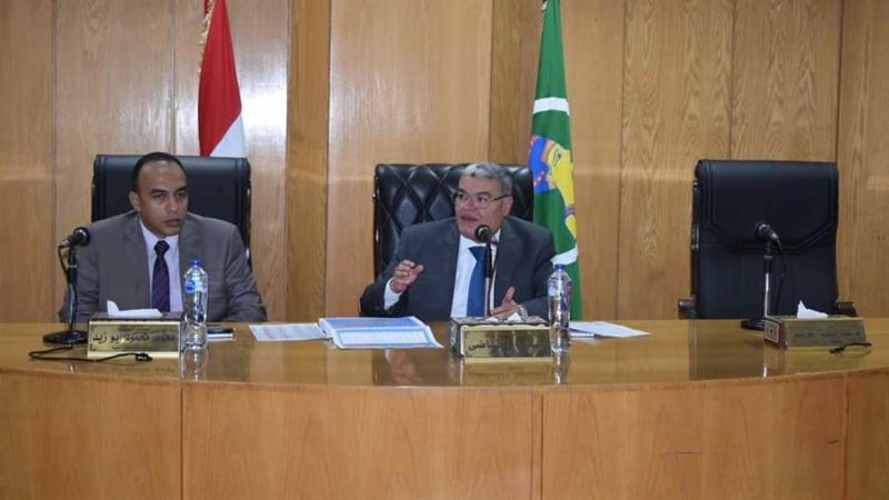 محافظ المنيا خلال