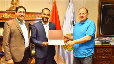 محافظ أسيوط يكرم مدرب فريق الكاراتيه بنادي أبو تيج الرياضي لجهوده المتميزة