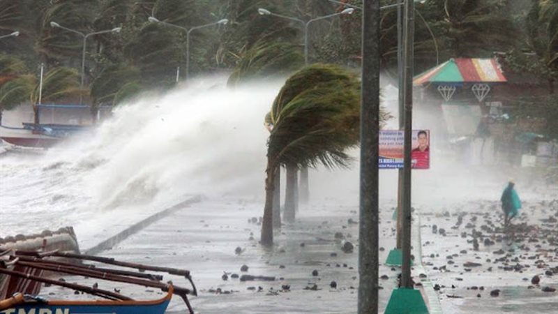 عاصفة استوائية في