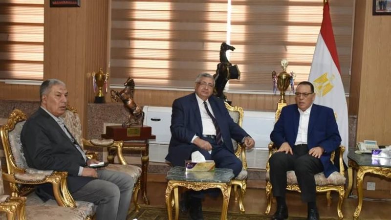 محافظ الشرقية ومستشار