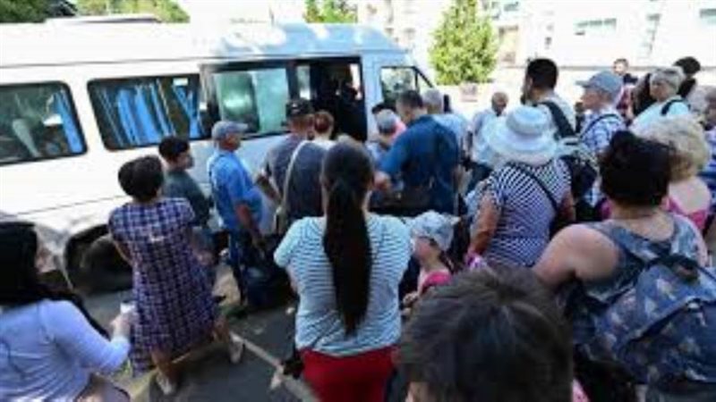 إجلاء أكثر من 9600