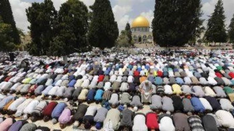 عشرات الآلاف من الفلسطينيين