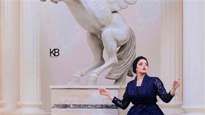 مصممة الأزياء المصرية روزان عز: 