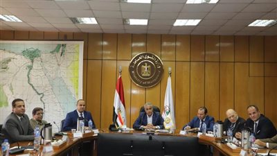 وزير القوى العاملة يستمع إلى مطالب العاملين بمجلة العمل