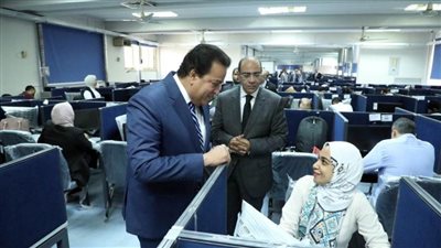 وزير الصحة يتفقد الامتحانات التحريرية للأطباء الملتحقين ببرنامج الزمالة المصرية