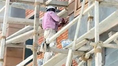 مصرع عامل سقط من أعلى سقالة خشبية بشبرا الخيمة