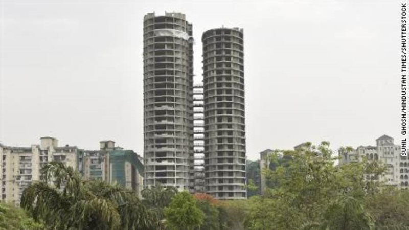 الناطحتان المخالفتان