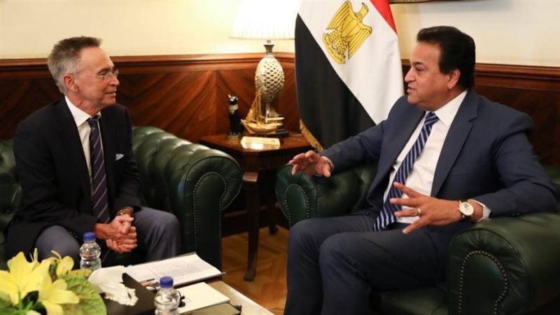 وزير الصحة وممثل